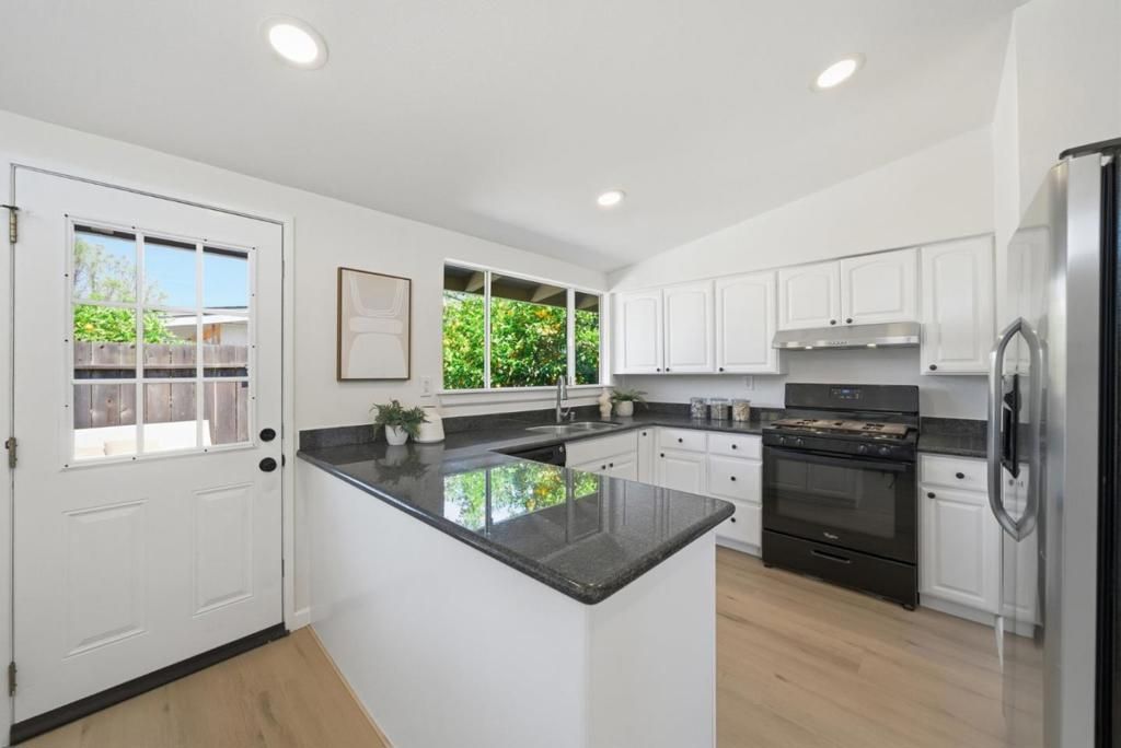 Image 9 of property listing at 1377 Sandia Avenue, Sunnyvale, CA 94089