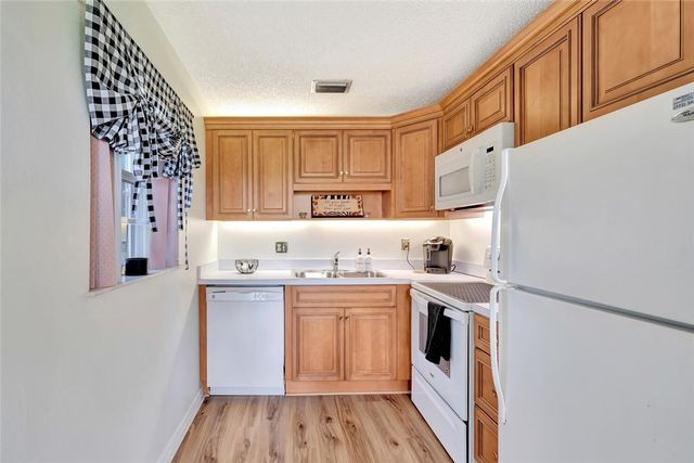 98 Spring Lake Drive 103, Vero Beach, FL 32962