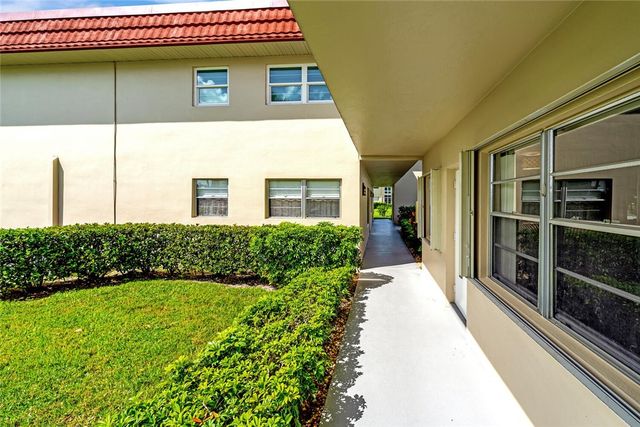 98 Spring Lake Drive 103, Vero Beach, FL 32962