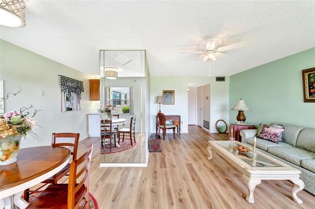 98 Spring Lake Drive 103, Vero Beach, FL 32962