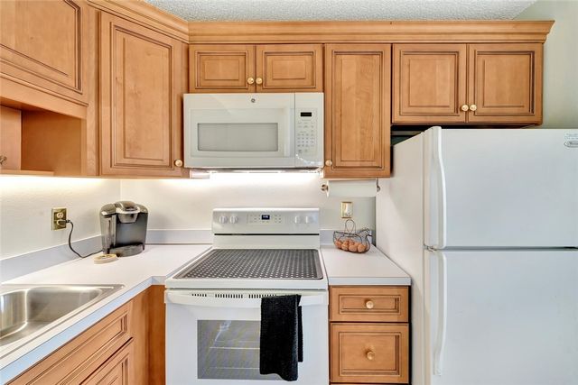 98 Spring Lake Drive 103, Vero Beach, FL 32962