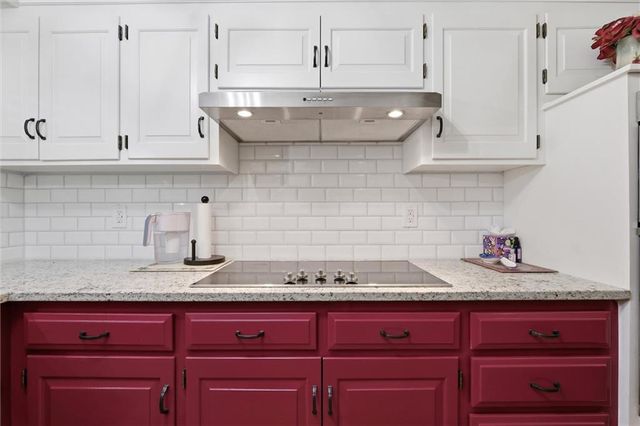 70 Woodbridge Lane, Kansas City, MO 64145