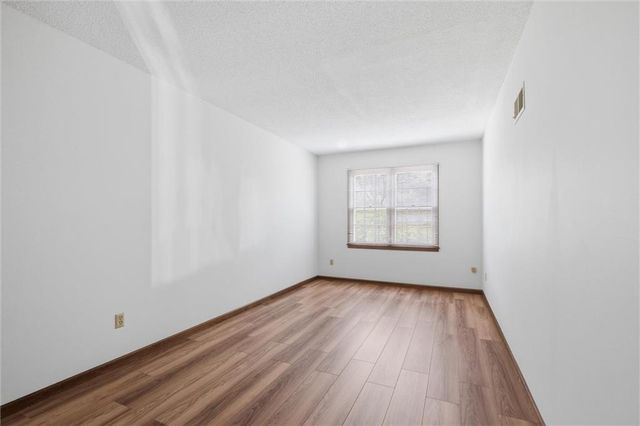 70 Woodbridge Lane, Kansas City, MO 64145