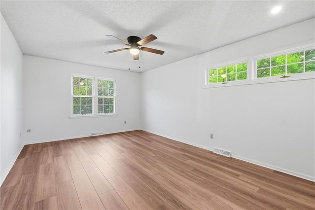 70 Woodbridge Lane, Kansas City, MO 64145