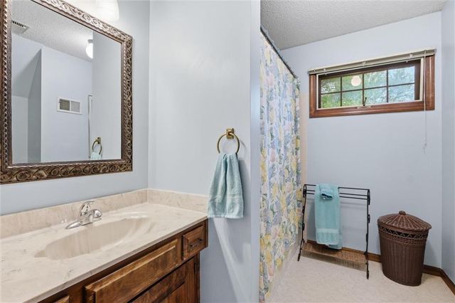 70 Woodbridge Lane, Kansas City, MO 64145