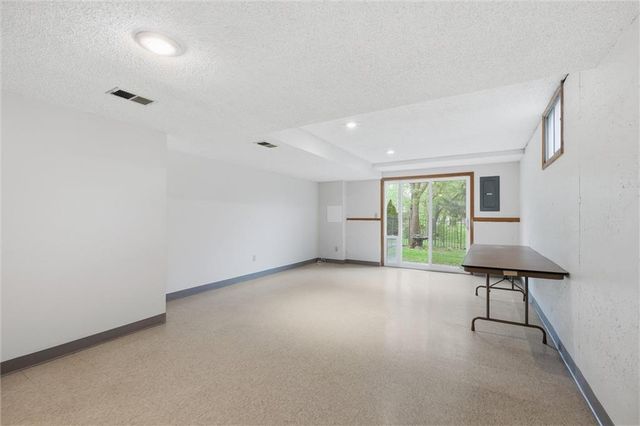 70 Woodbridge Lane, Kansas City, MO 64145