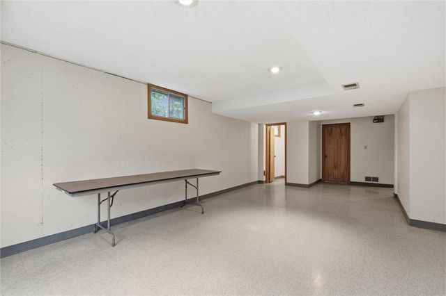 70 Woodbridge Lane, Kansas City, MO 64145