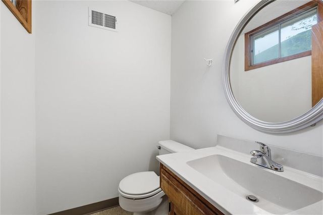 70 Woodbridge Lane, Kansas City, MO 64145