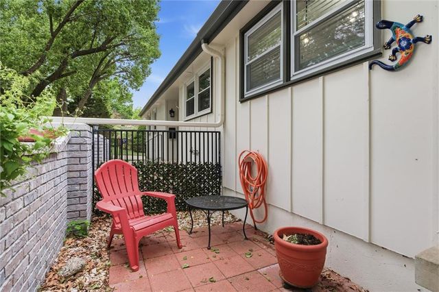 70 Woodbridge Lane, Kansas City, MO 64145