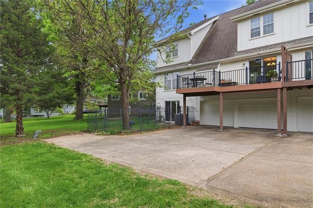 70 Woodbridge Lane, Kansas City, MO 64145