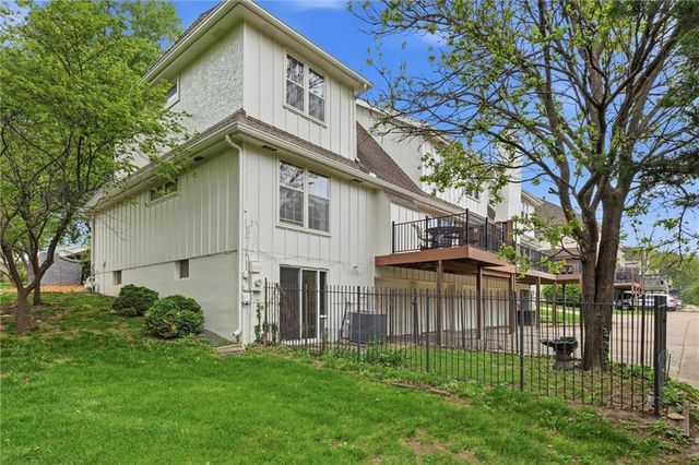 70 Woodbridge Lane, Kansas City, MO 64145