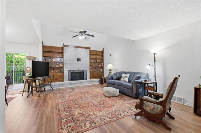 70 Woodbridge Lane, Kansas City, MO 64145