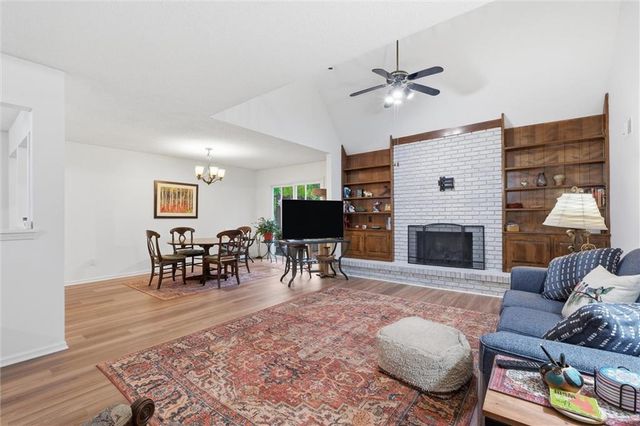 70 Woodbridge Lane, Kansas City, MO 64145