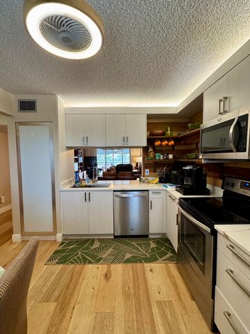 6698 10th Avenue N 401, Greenacres, FL 33467