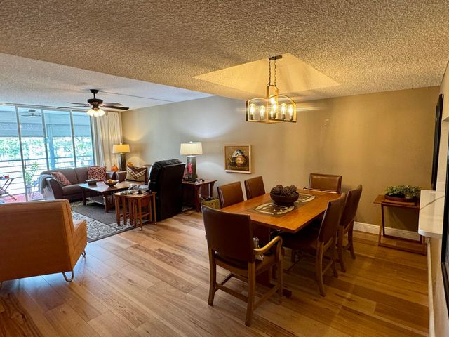 6698 10th Avenue N 401, Greenacres, FL 33467