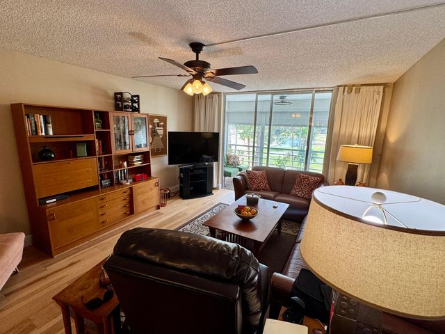 6698 10th Avenue N 401, Greenacres, FL 33467