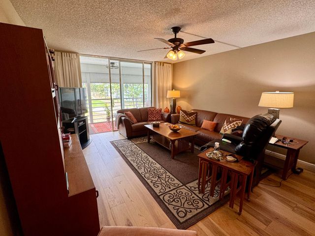 6698 10th Avenue N 401, Greenacres, FL 33467