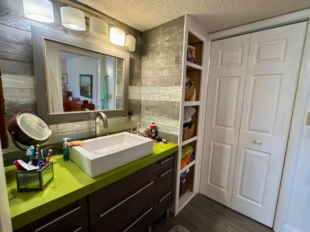 6698 10th Avenue N 401, Greenacres, FL 33467