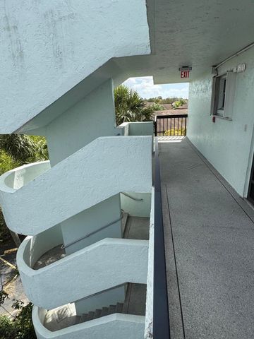 6698 10th Avenue N 401, Greenacres, FL 33467