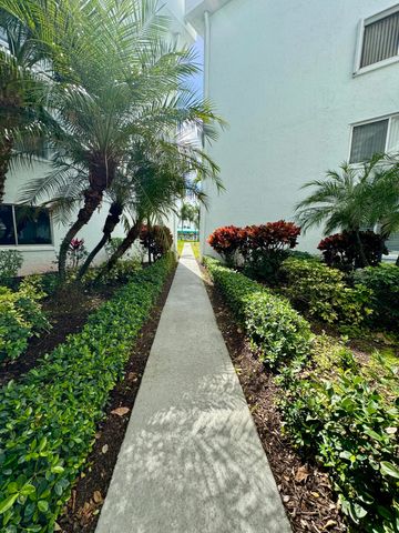 6698 10th Avenue N 401, Greenacres, FL 33467