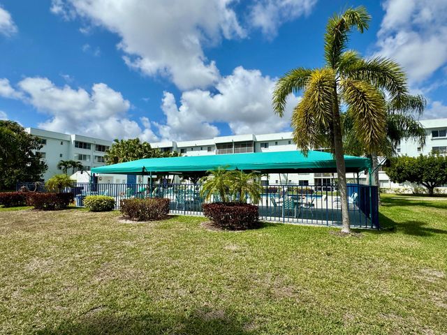 6698 10th Avenue N 401, Greenacres, FL 33467