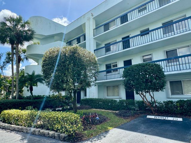 6698 10th Avenue N 401, Greenacres, FL 33467