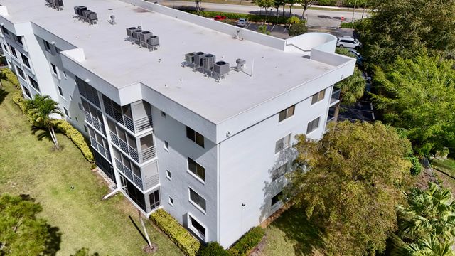 6698 10th Avenue N 401, Greenacres, FL 33467