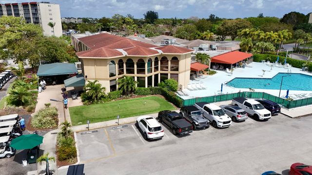 6698 10th Avenue N 401, Greenacres, FL 33467