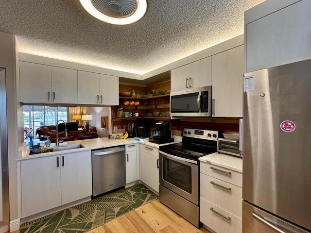 6698 10th Avenue N 401, Greenacres, FL 33467