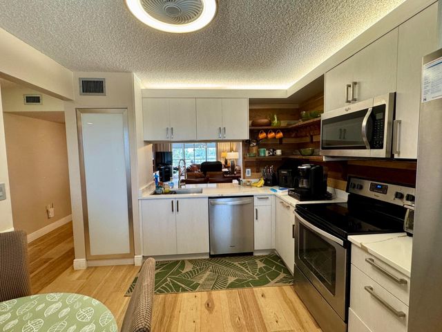 6698 10th Avenue N 401, Greenacres, FL 33467