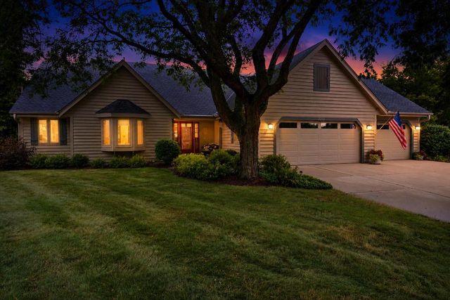 2203 Napa TRAIL, Waukesha, WI 53188