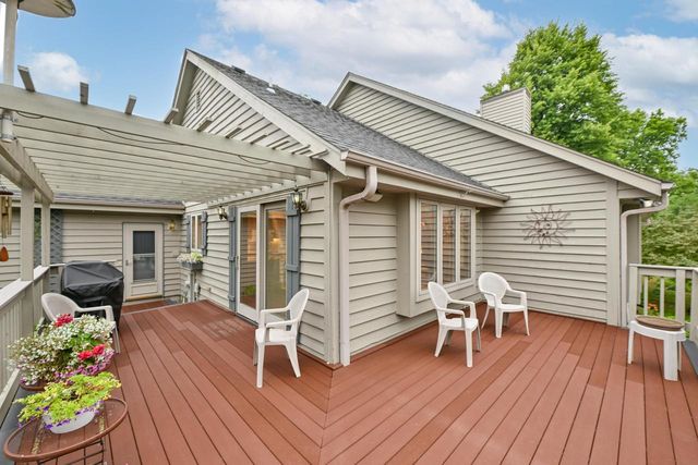 2203 Napa TRAIL, Waukesha, WI 53188