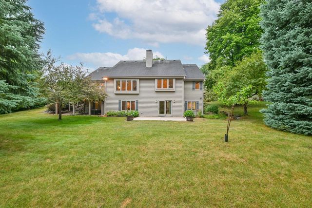 2203 Napa TRAIL, Waukesha, WI 53188