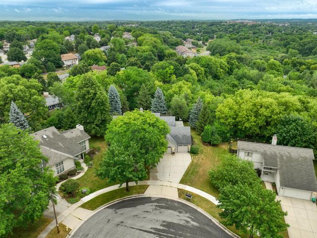 2203 Napa TRAIL, Waukesha, WI 53188