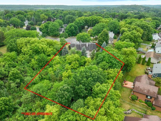 2203 Napa TRAIL, Waukesha, WI 53188