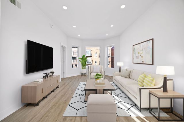 2741 W Belmont Avenue 1, Chicago, IL 60618