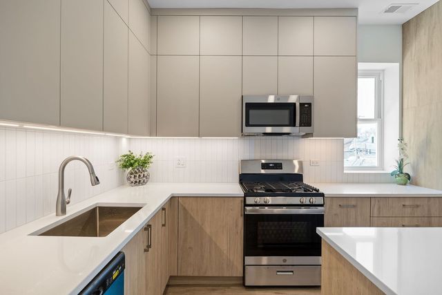 2741 W Belmont Avenue 1, Chicago, IL 60618