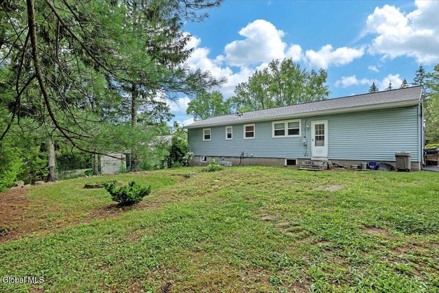 10 Sunflower Lane, Colonie, NY 12205