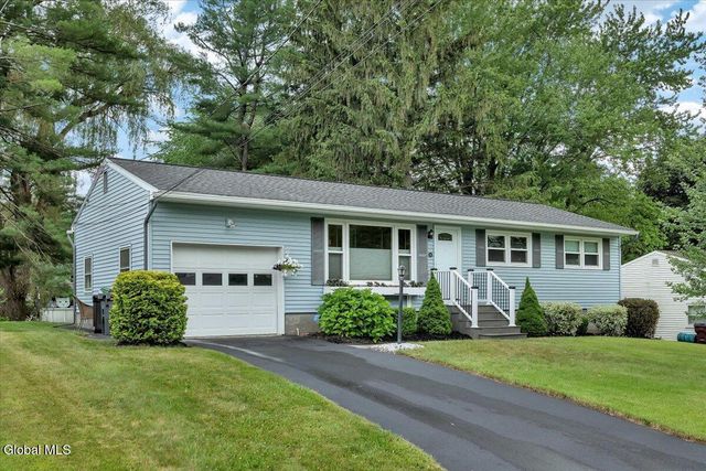 10 Sunflower Lane, Colonie, NY 12205