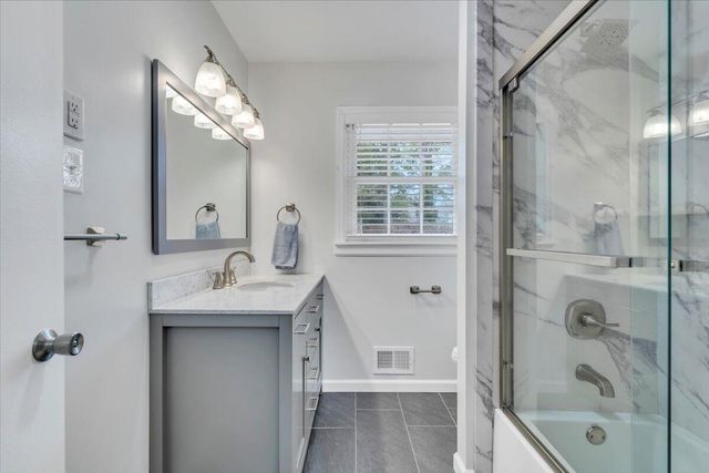 453 Howard DR, Salem, VA 24153