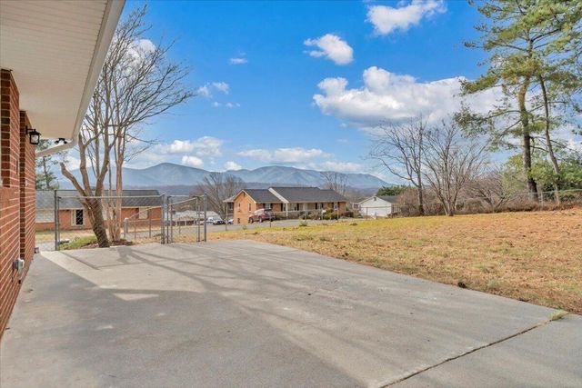 453 Howard DR, Salem, VA 24153