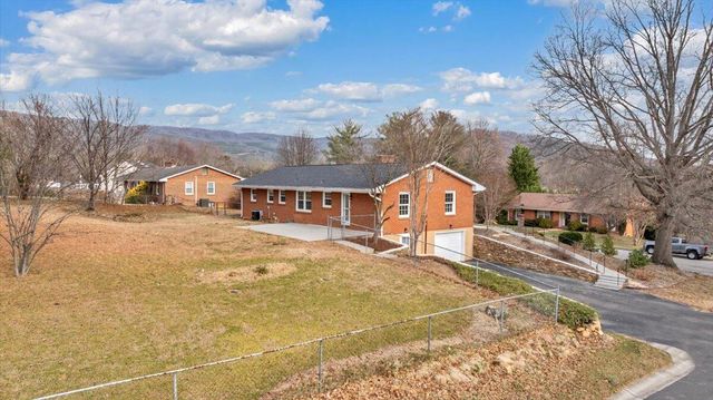 453 Howard DR, Salem, VA 24153