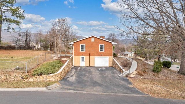 453 Howard DR, Salem, VA 24153