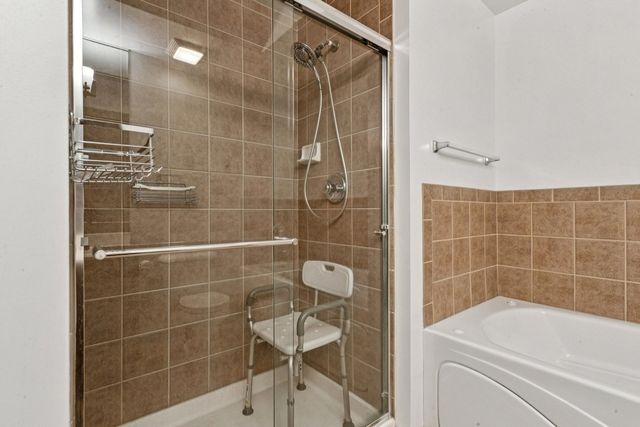 1277 E Thacker Street 303, Des Plaines, IL 60016