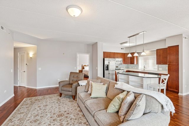 1277 E Thacker Street 303, Des Plaines, IL 60016