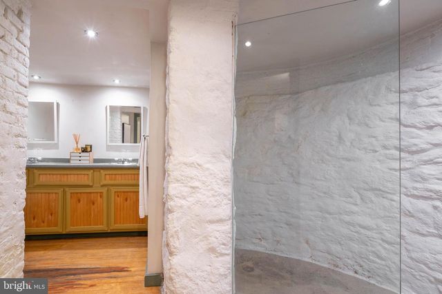 239-00 RACE ST, Philadelphia, PA 19106