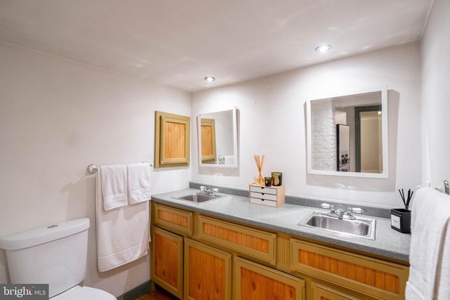 239-00 RACE ST, Philadelphia, PA 19106