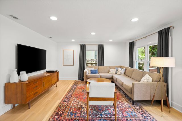 2010 Alegria RD, Austin, TX 78757