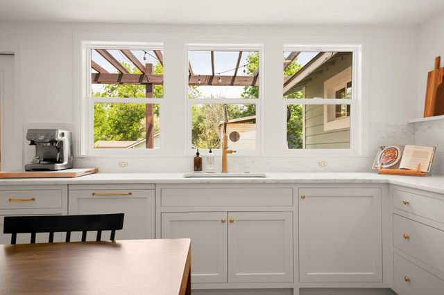 2010 Alegria RD, Austin, TX 78757