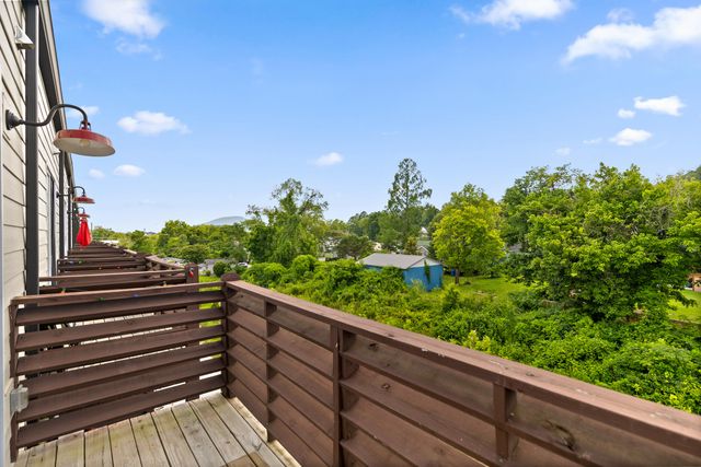737 N Market Street 8, Chattanooga, TN 37405